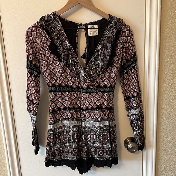 ✨3 FOR $15 SALE✨ Medallion Challis Romper By Sadie Robertson X Wild Blue - Picture 2 of 9